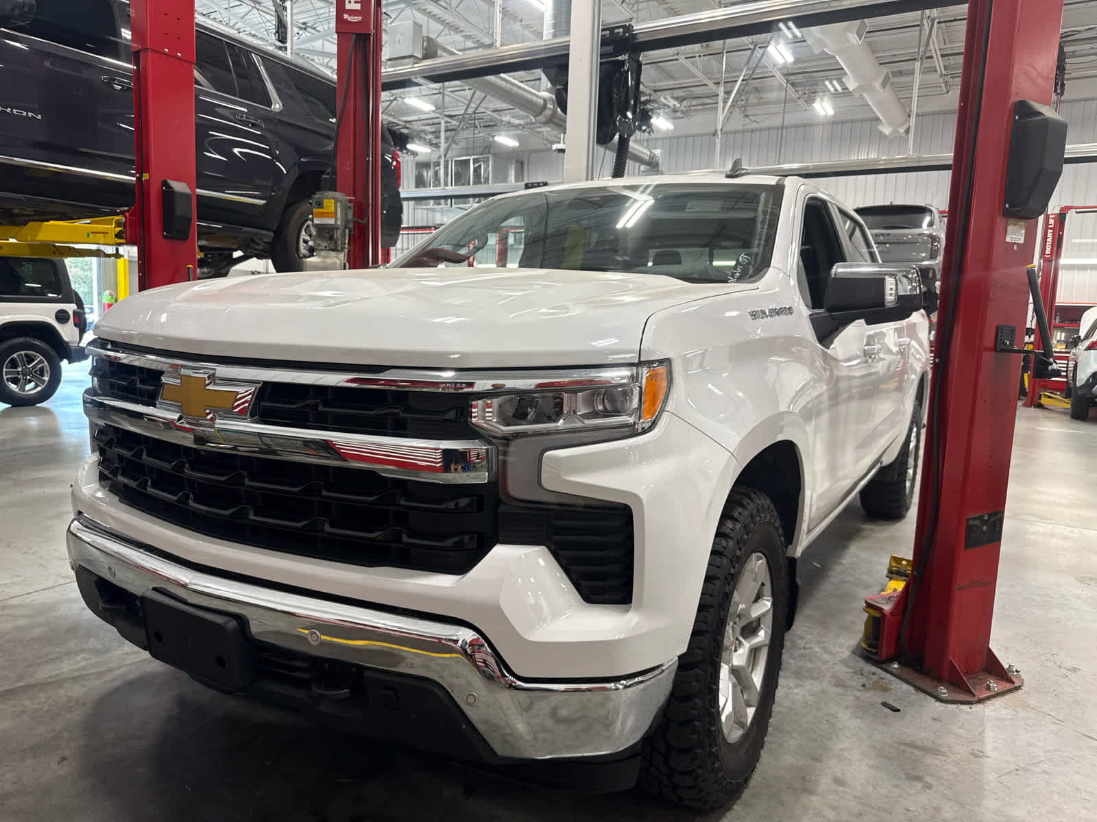 Used 2025 Chevrolet Silverado 1500 LT w/ Safety Package AWD/4WD image 1