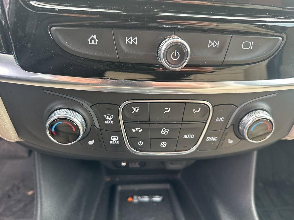 Used 2023 Chevrolet Traverse LT w/ LT Premium Package AWD/4WD image 13