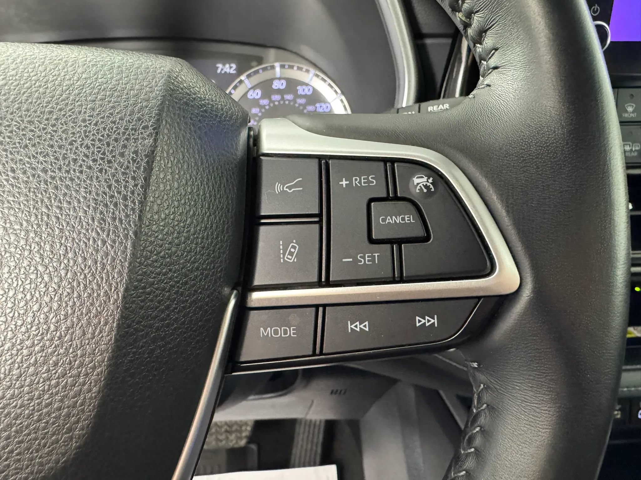 Used 2023 Toyota Highlander XLE AWD/4WD image 16