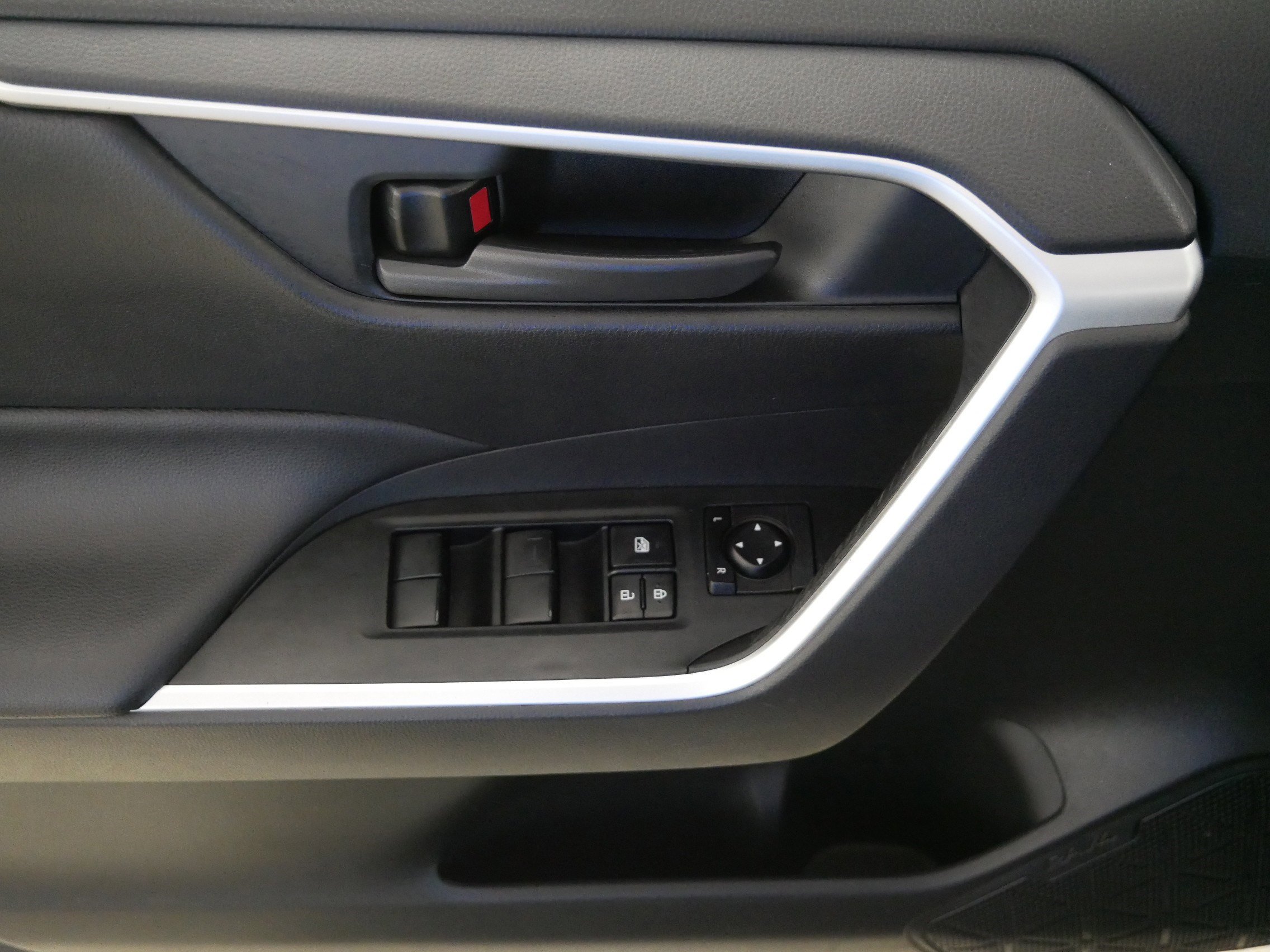 Used 2021 Toyota RAV4 LE AWD/4WD image 19