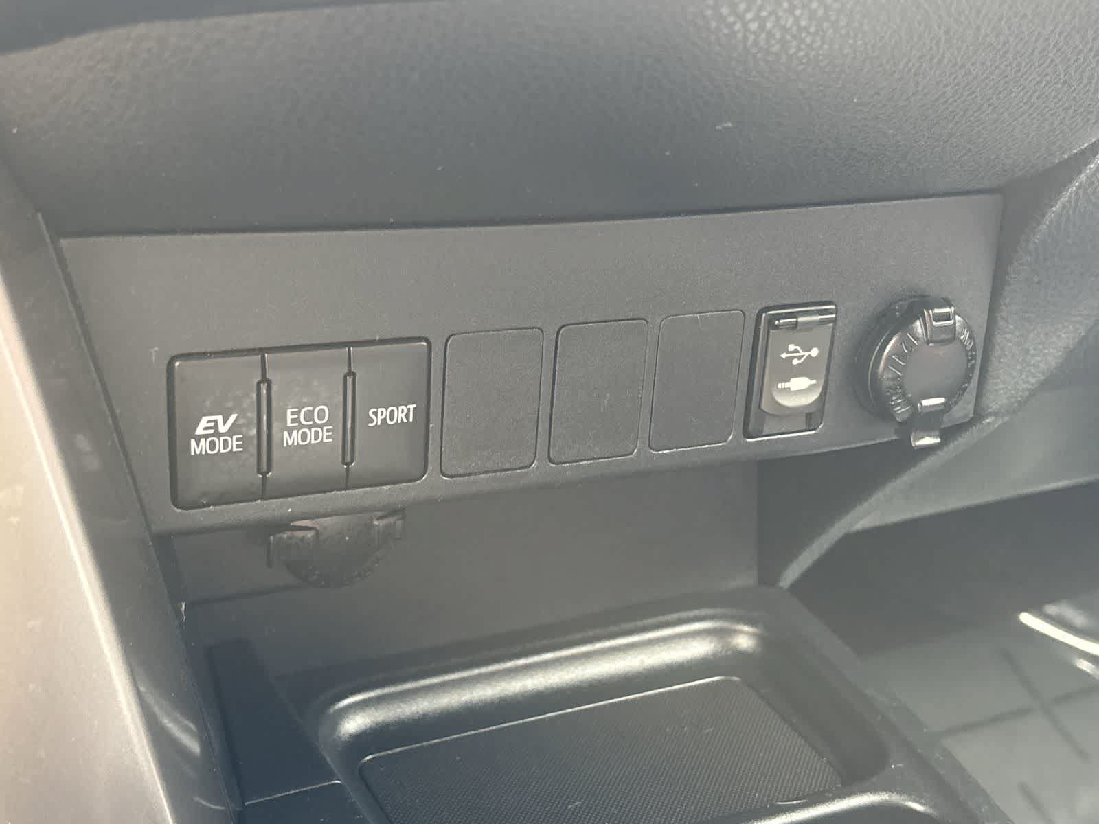 Used 2017 Toyota RAV4 XLE w/ All Weather Liner Package AWD/4WD image 22