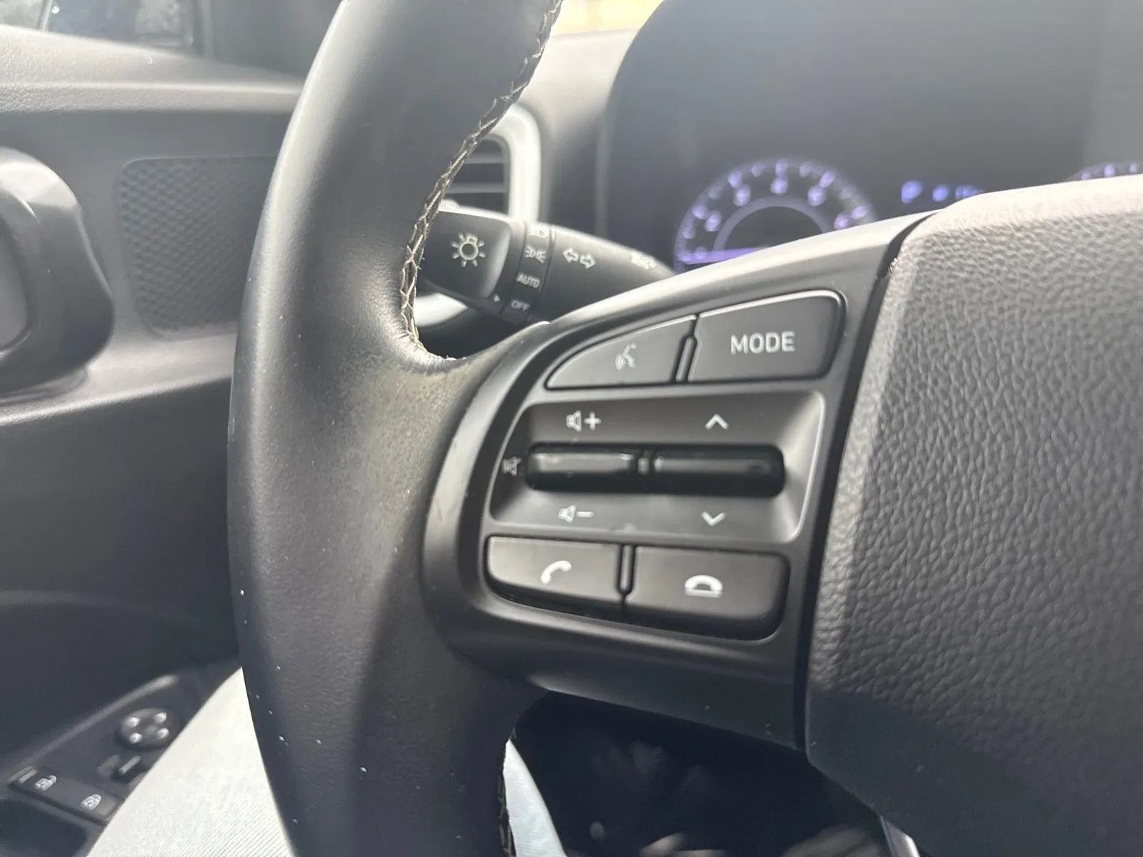 Used 2022 Hyundai Venue Limited FWD image 17