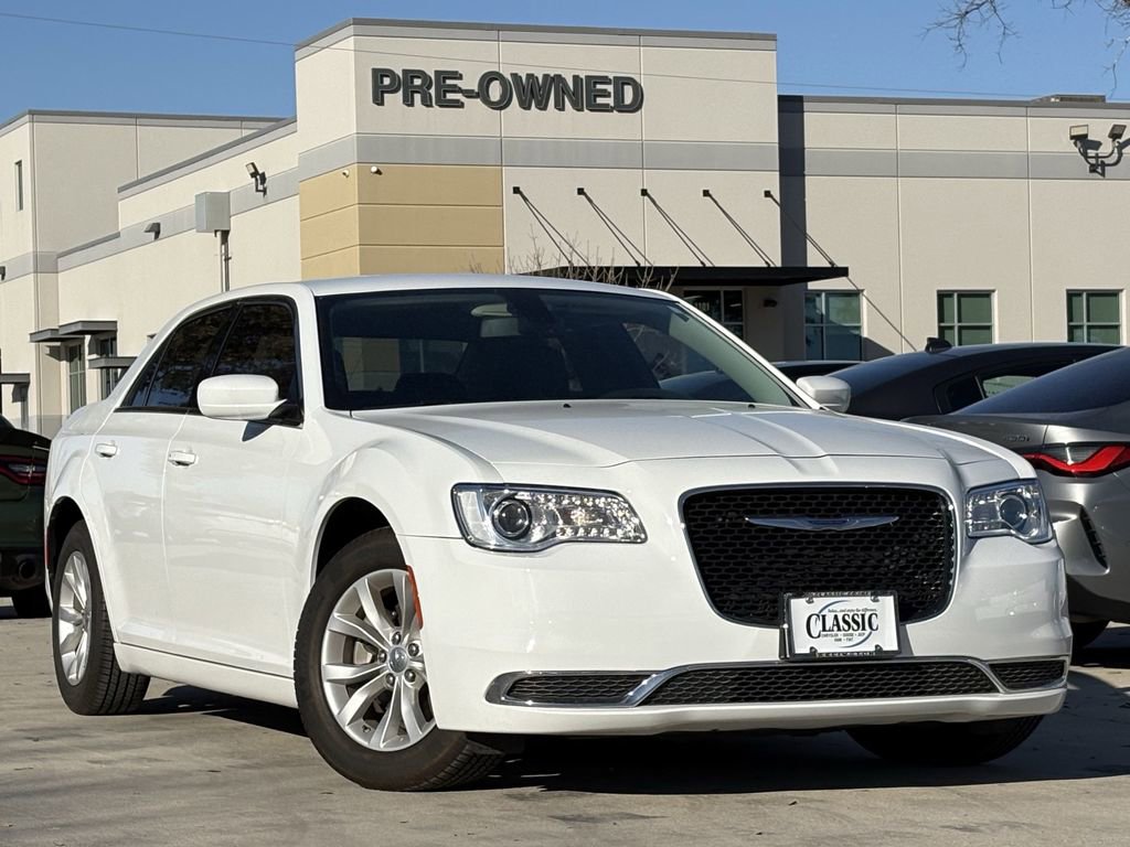 Used 2022 Chrysler 300 Touring image 2