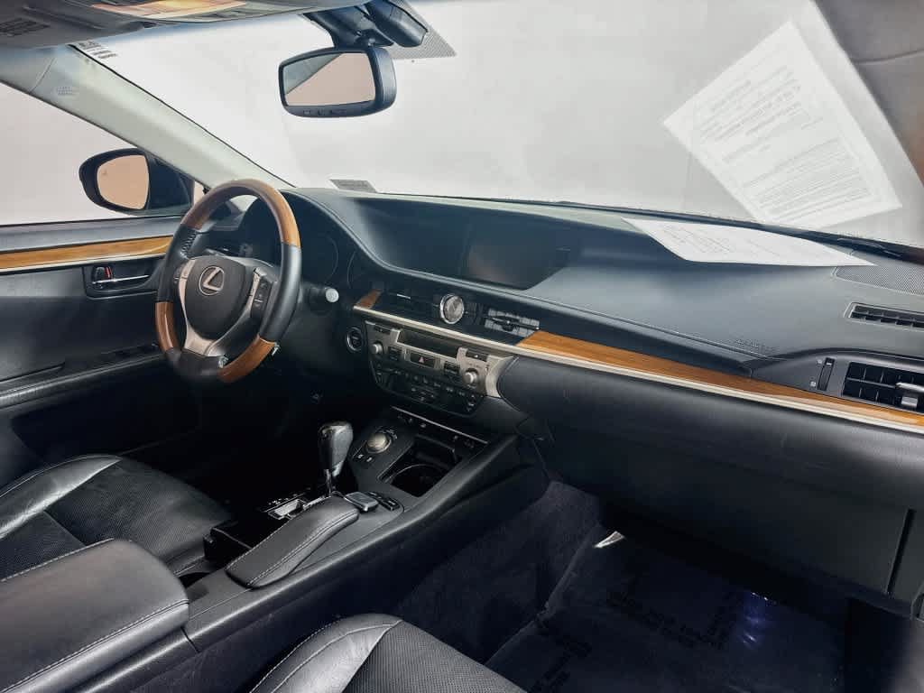 Used 2015 Lexus ES 300h w/ Navigation System Package FWD image 29