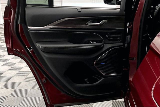 Used 2024 Jeep Grand Cherokee Overland w/ Luxury Tech Group IV image 23