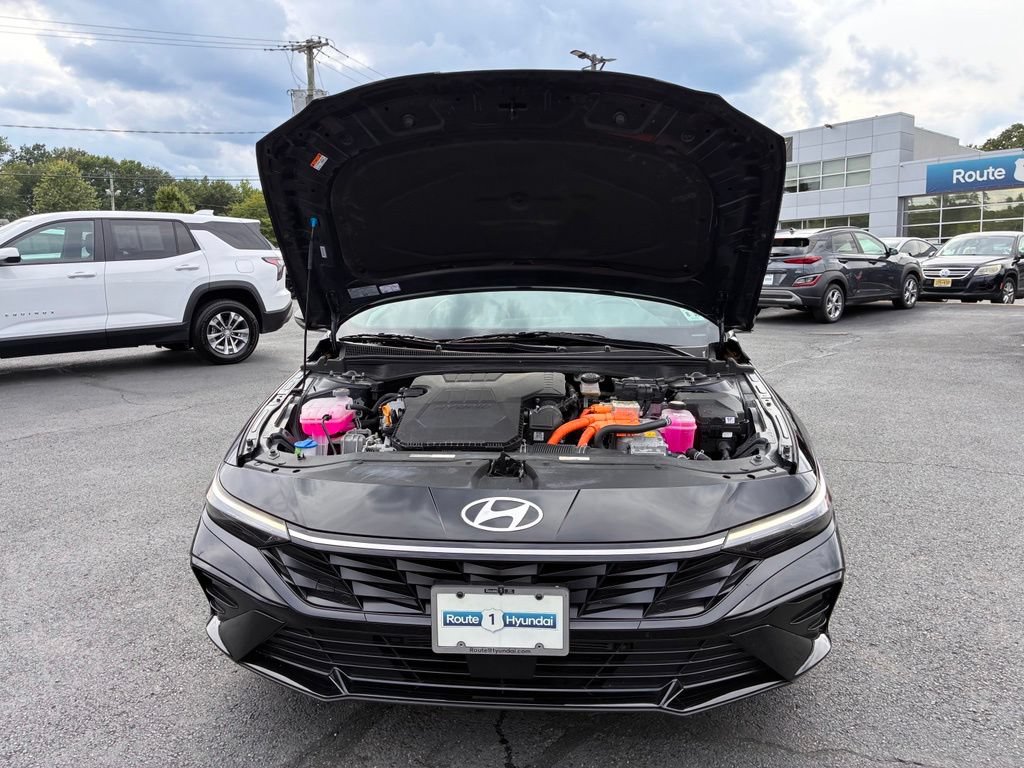 Used 2025 Hyundai Elantra Limited w/ Cargo Package FWD image 10