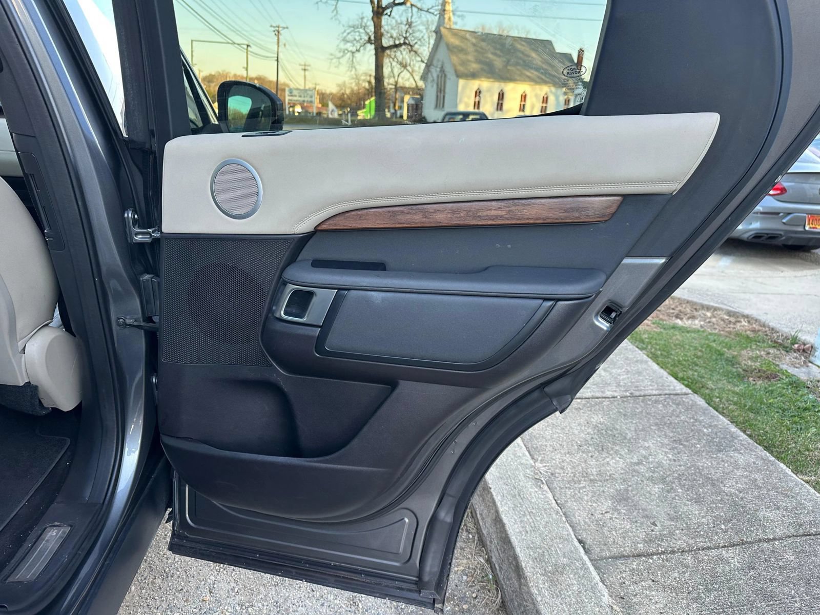 Used 2017 Land Rover Discovery HSE AWD/4WD image 40