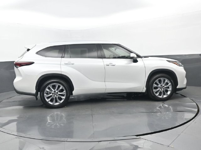 Used 2026 Toyota Highlander Limited AWD/4WD image 2