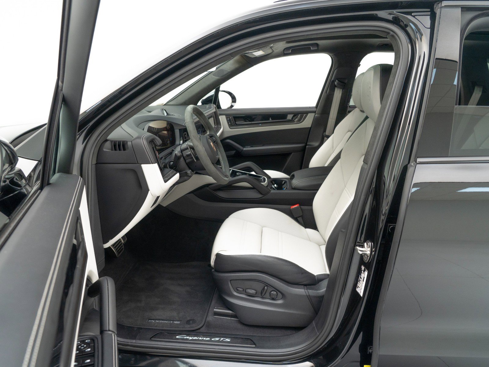 Certified 2025 Porsche Cayenne GTS image 17