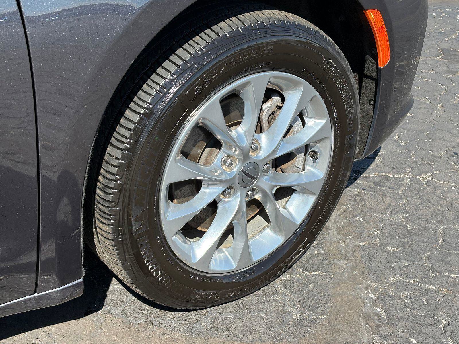 Used 2021 Chrysler Pacifica Touring-L image 9