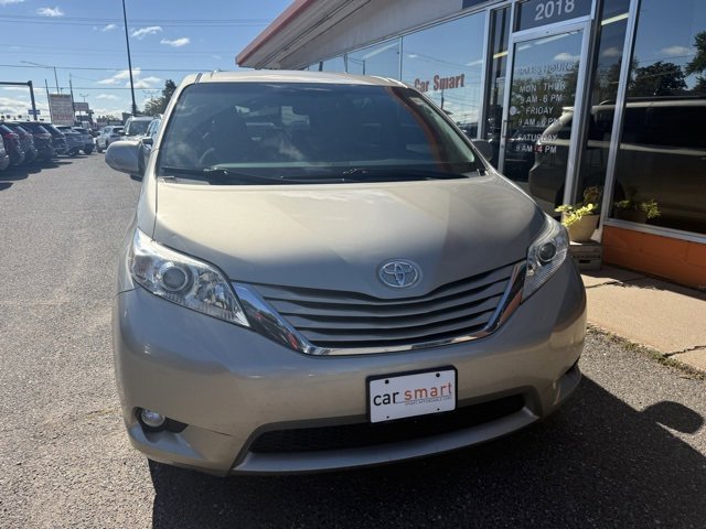 Used 2017 Toyota Sienna LE image 2