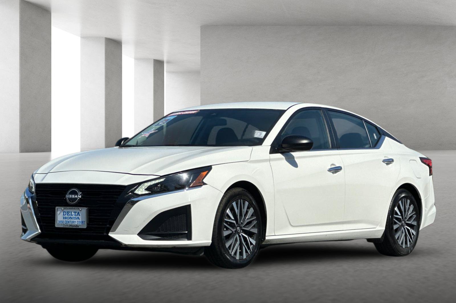 Used 2025 Nissan Altima 2.5 SV FWD image 8