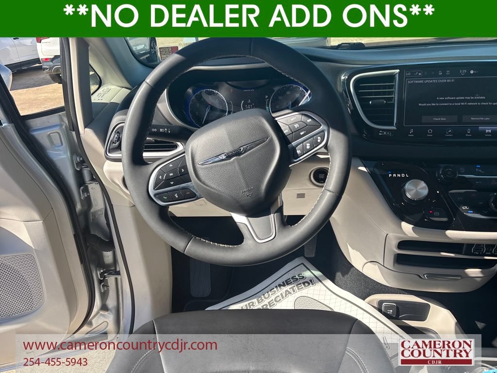 Used 2023 Chrysler Pacifica Touring-L FWD image 13