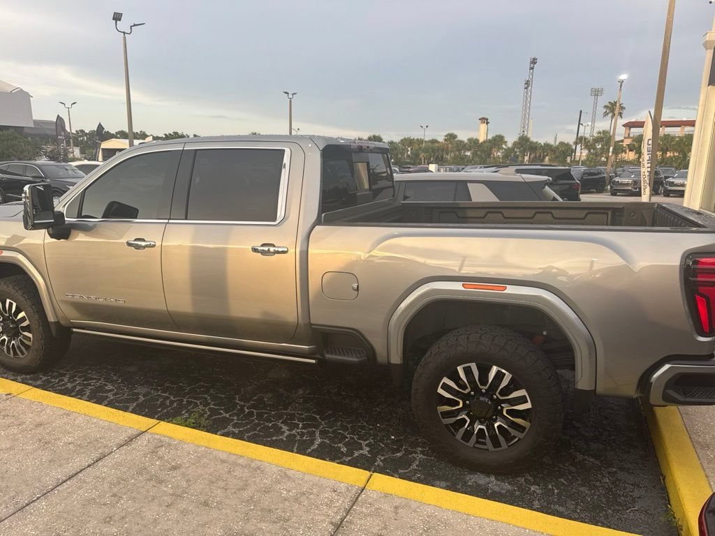 Used 2025 GMC Sierra 3500 Denali Ultimate AWD/4WD image 10