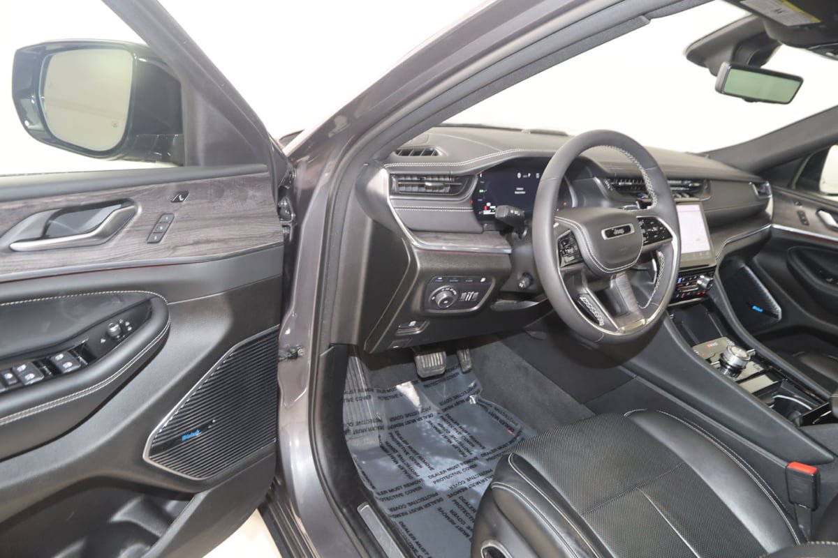 Used 2023 Jeep Grand Cherokee Overland w/ Luxury Tech Group IV AWD/4WD image 42