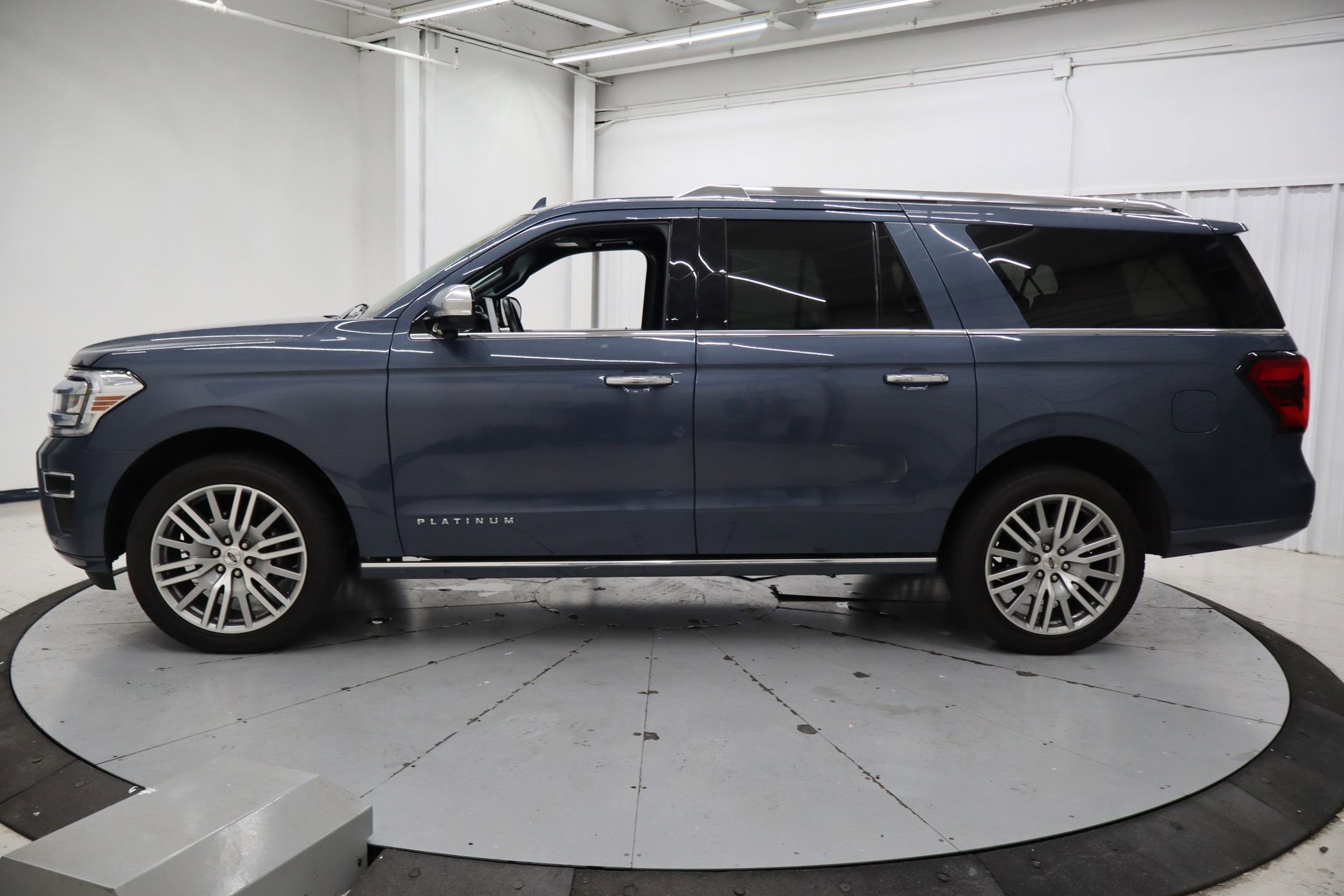 Used 2022 Ford Expedition Max Platinum AWD/4WD image 9