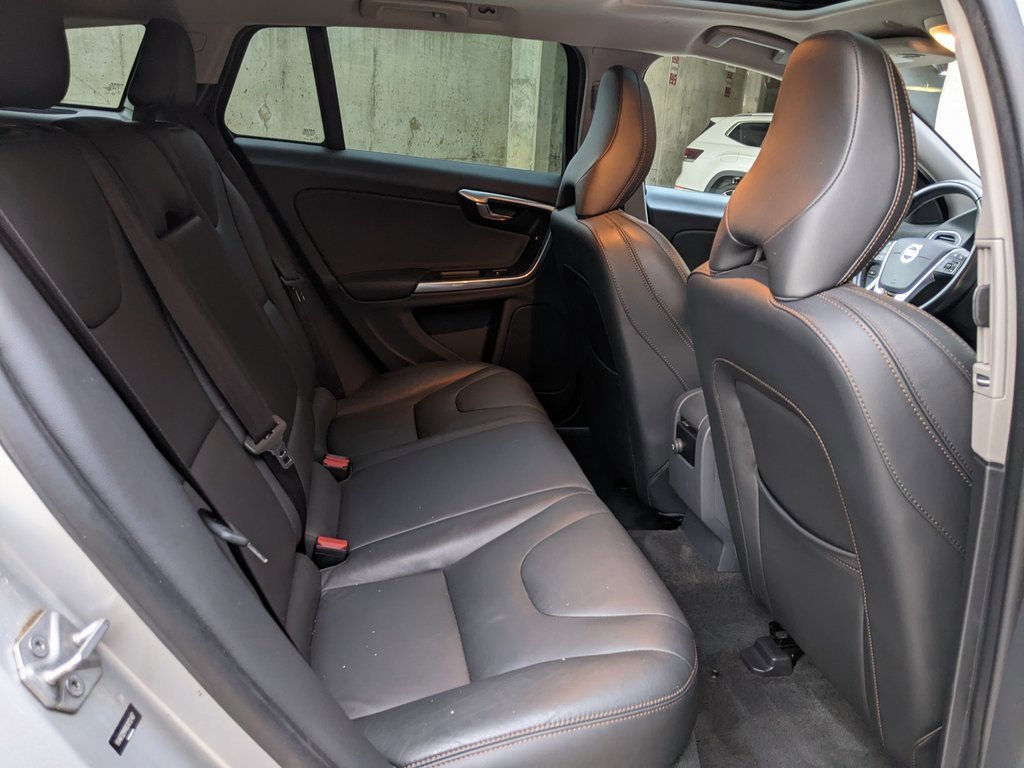 Used 2016 Volvo V60 T5 Cross Country Platinum image 25