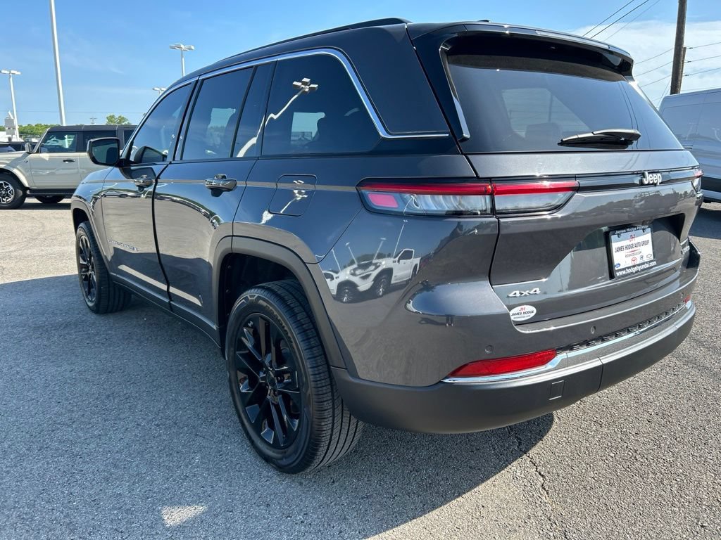 Used 2025 Jeep Grand Cherokee Laredo X AWD/4WD image 4