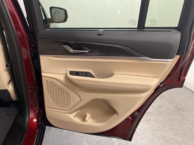 Used 2023 Jeep Grand Cherokee Limited w/ Luxury Tech Group II image 31