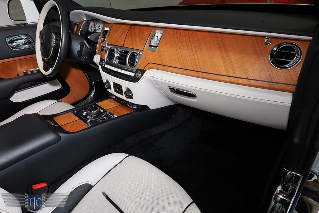 Used 2017 Rolls-Royce Dawn RWD image 29