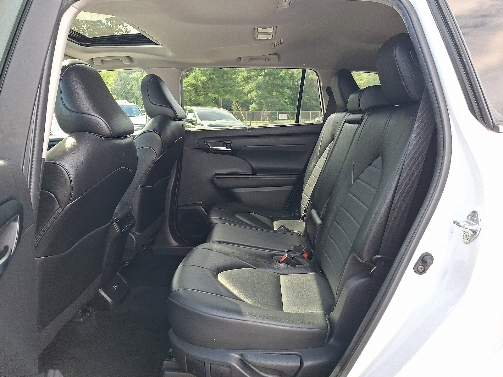 Used 2022 Toyota Highlander XLE AWD/4WD image 11