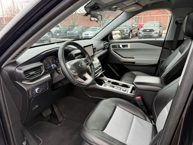 Used 2022 Ford Explorer XLT w/ Equipment Group 202A image 3