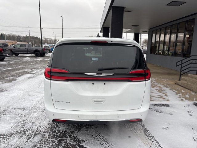 Used 2024 Chrysler Pacifica Touring-L image 9