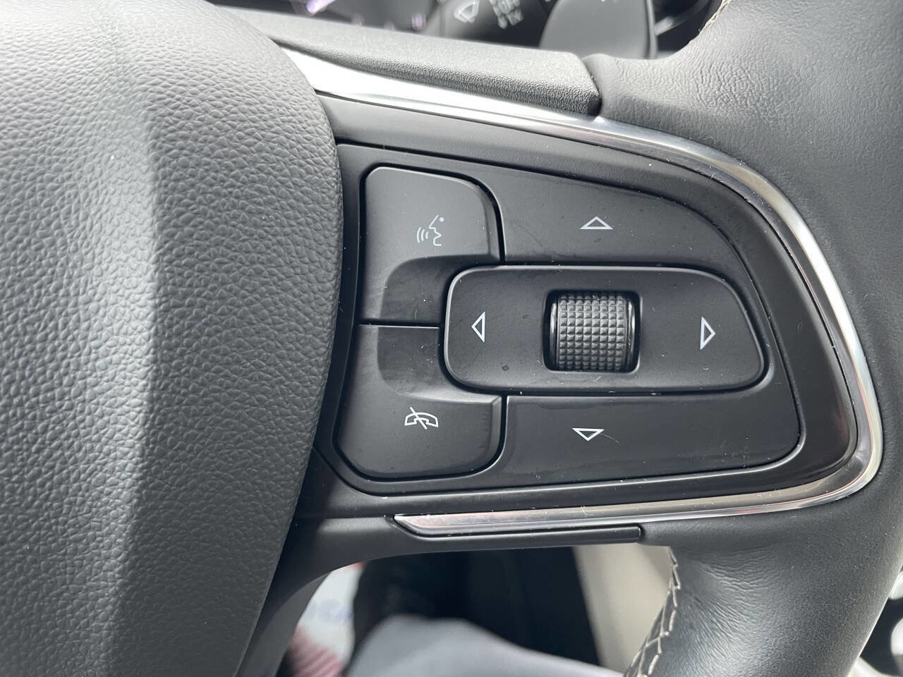 Used 2023 Buick Envision Essence image 18