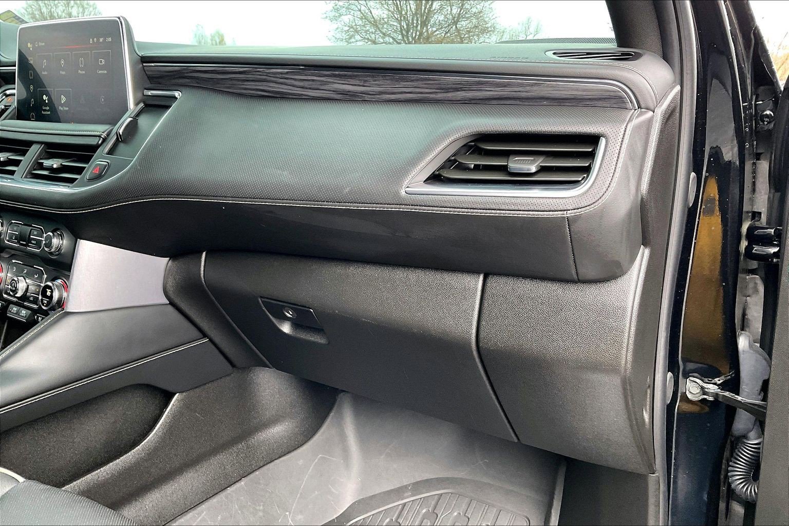 Used 2024 GMC Yukon SLT w/ SLT Luxury Package image 15