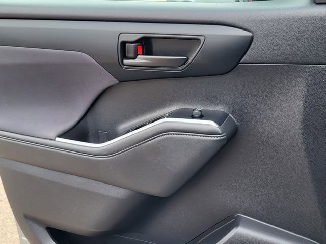 Used 2022 Toyota Highlander LE AWD/4WD image 13