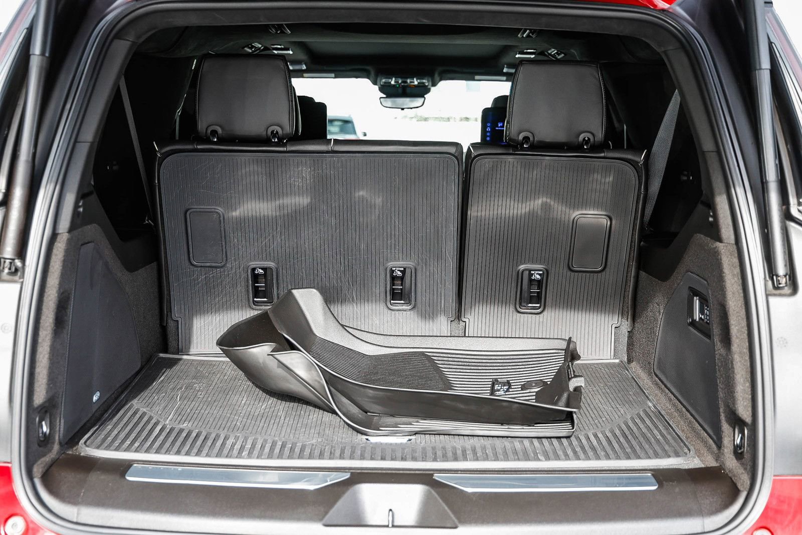 Used 2025 Cadillac Escalade ESV V image 28