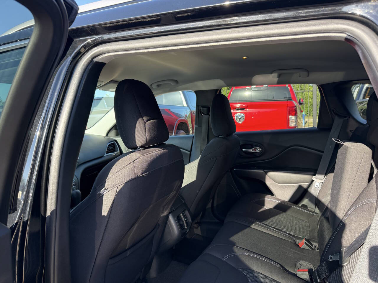 Used 2019 Jeep Cherokee Latitude w/ Popular Appearance Group FWD image 12