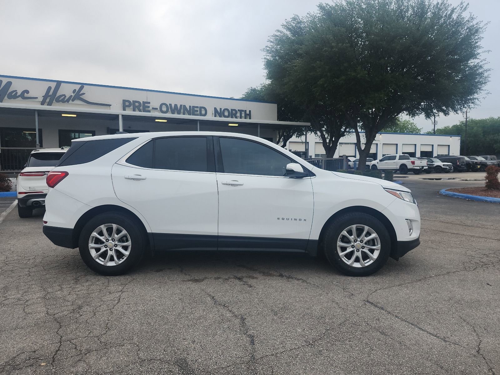 Used 2018 Chevrolet Equinox LT FWD image 2