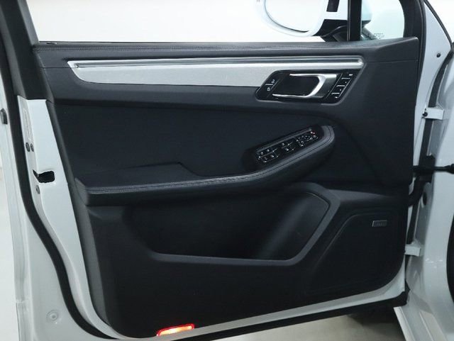 Used 2021 Porsche Macan Turbo image 32