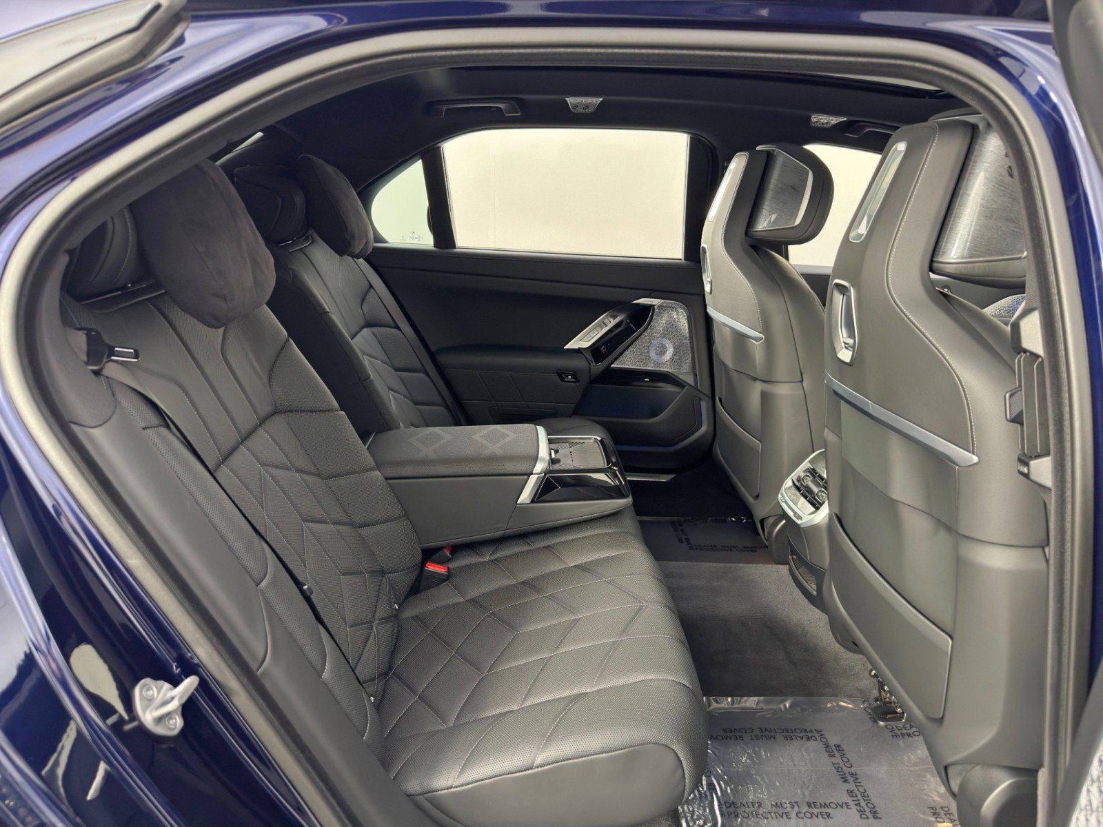 Used 2024 BMW i7 xDrive60 w/ Executive Package image 51