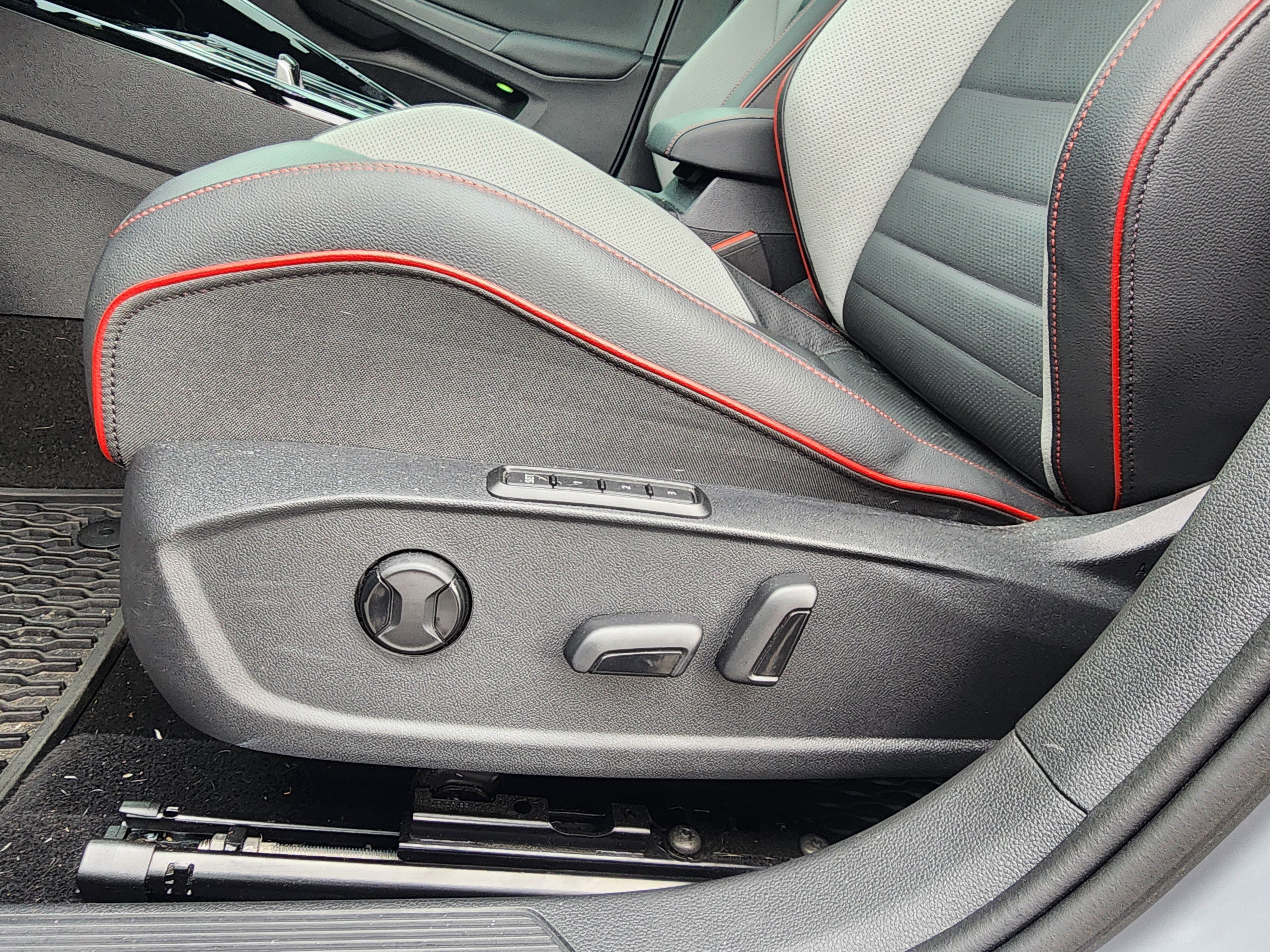 Used 2024 Volkswagen GTI SE w/ SE Leather Seats Package image 23