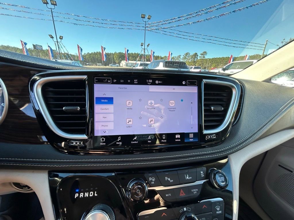 Used 2022 Chrysler Pacifica Limited w/ Uconnect Theater Family Group image 43