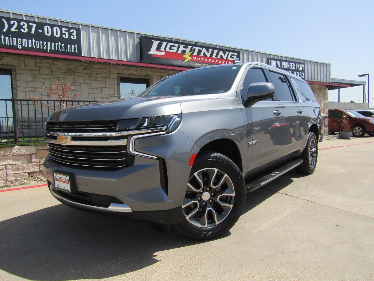 Used 2021 Chevrolet Suburban LT w/ Luxury Package RWD image 1