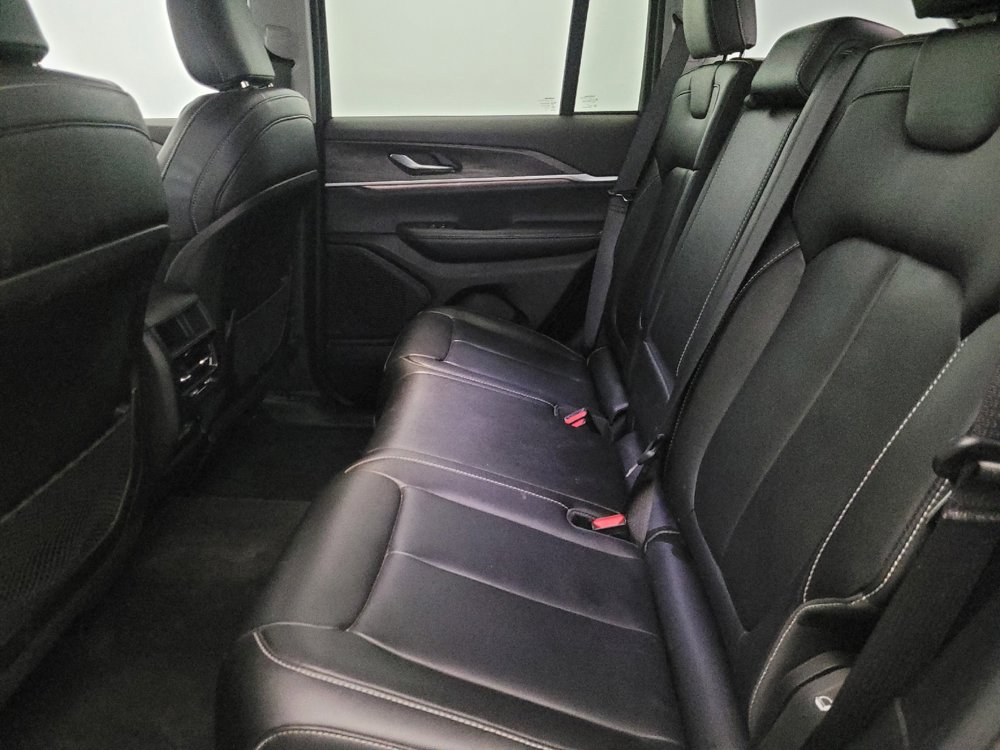 Used 2023 Jeep Grand Cherokee Limited w/ Black Appearance Package image 18