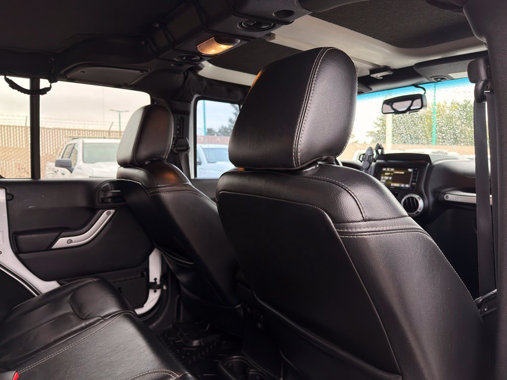 Used 2015 Jeep Wrangler Unlimited Rubicon w/ Connectivity Group AWD/4WD image 7