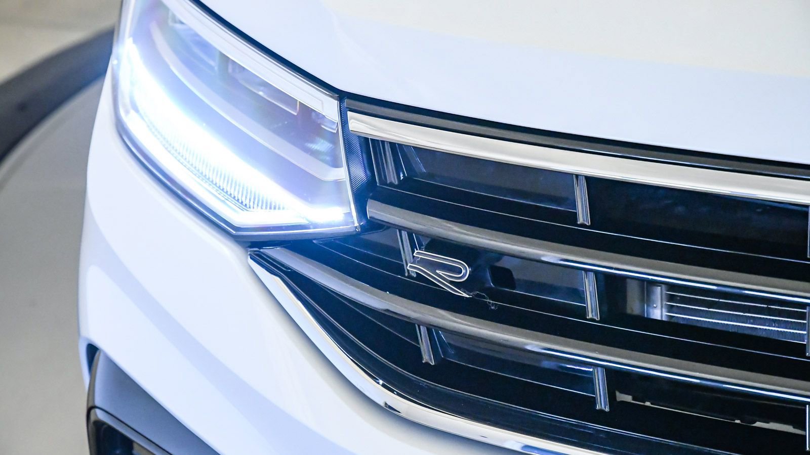 Used 2023 Volkswagen Tiguan SE R-Line image 9