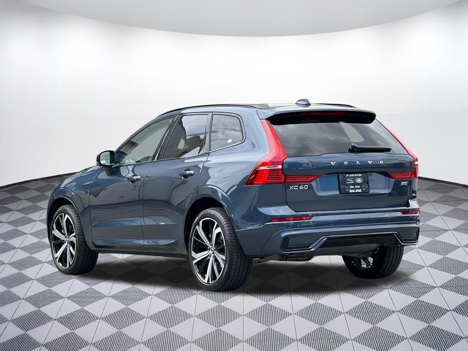 Used 2025 Volvo XC60 B5 Ultra w/ Protection Package Premier AWD/4WD image 3
