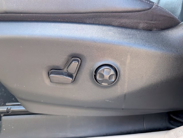 Used 2024 Chrysler Pacifica Limited FWD image 15