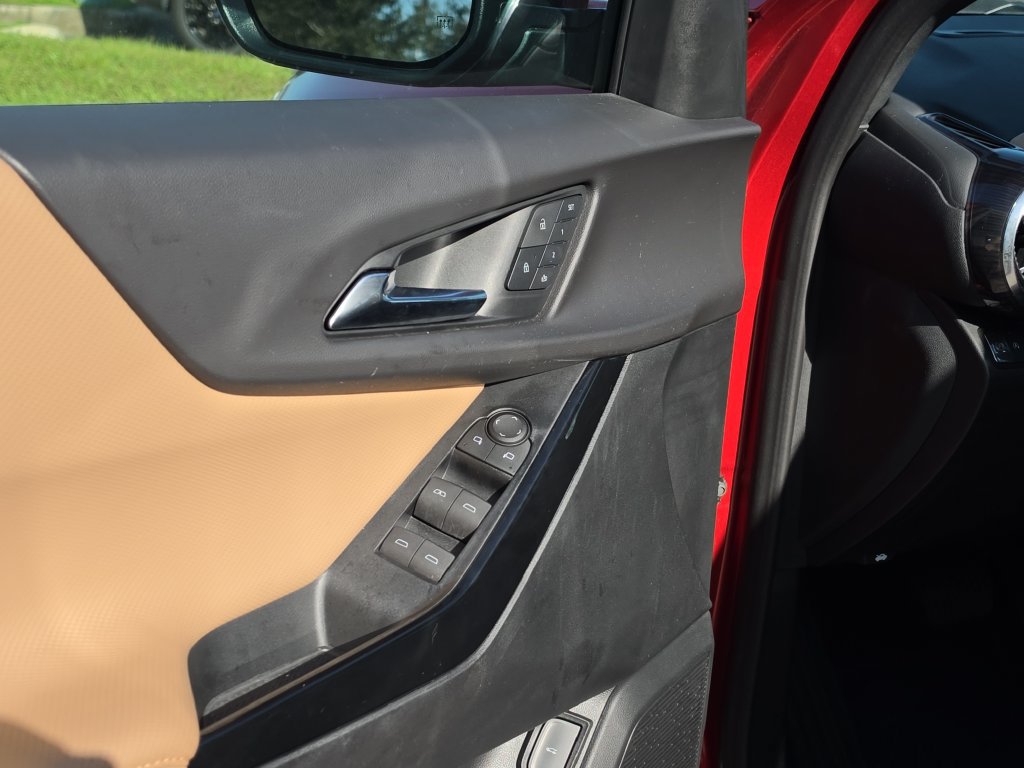 Used 2025 Chevrolet Equinox ACTIV w/ Safety and Technology Package FWD image 18