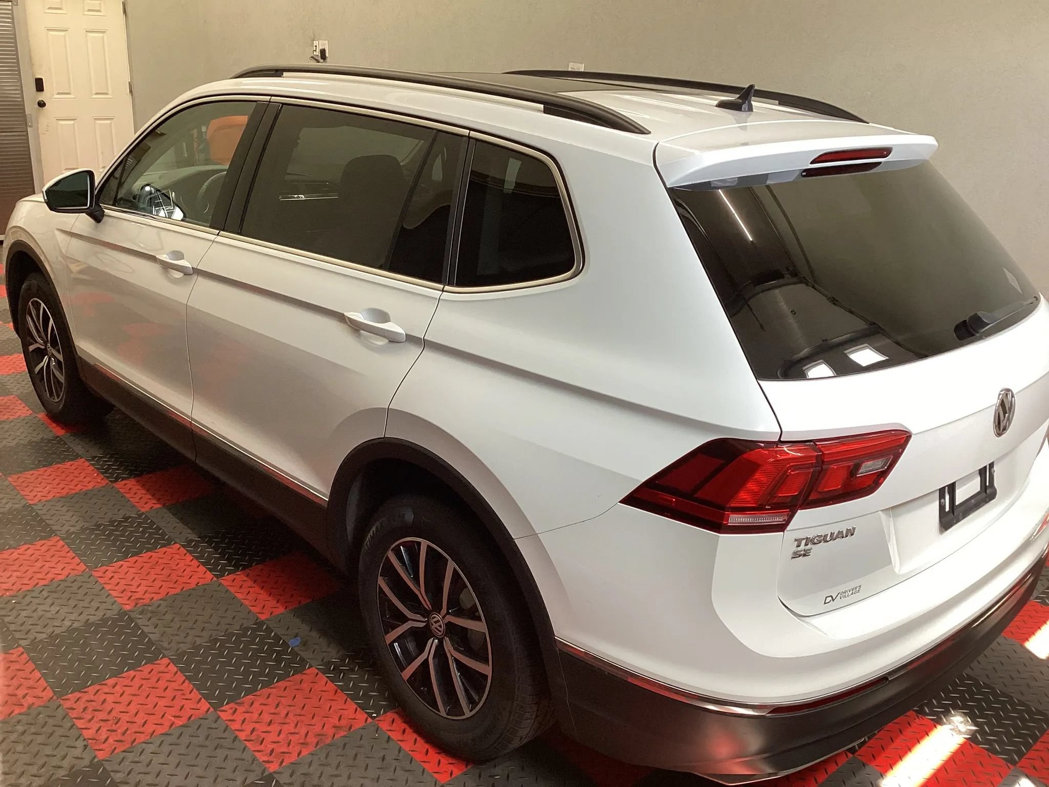 Used 2021 Volkswagen Tiguan SE w/ Panoramic Sunroof Package AWD/4WD image 4