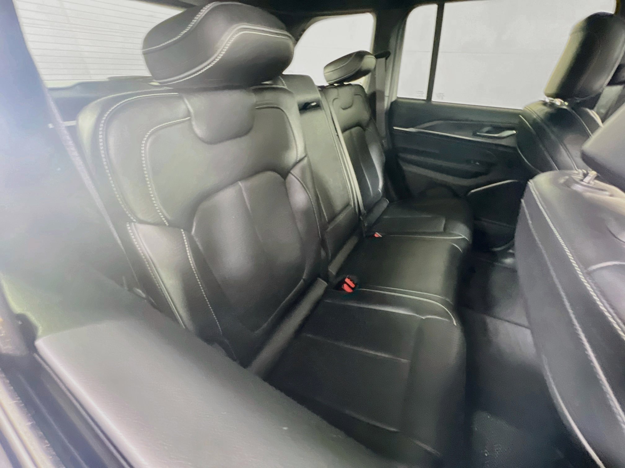 Used 2023 Jeep Grand Cherokee Overland AWD/4WD image 27