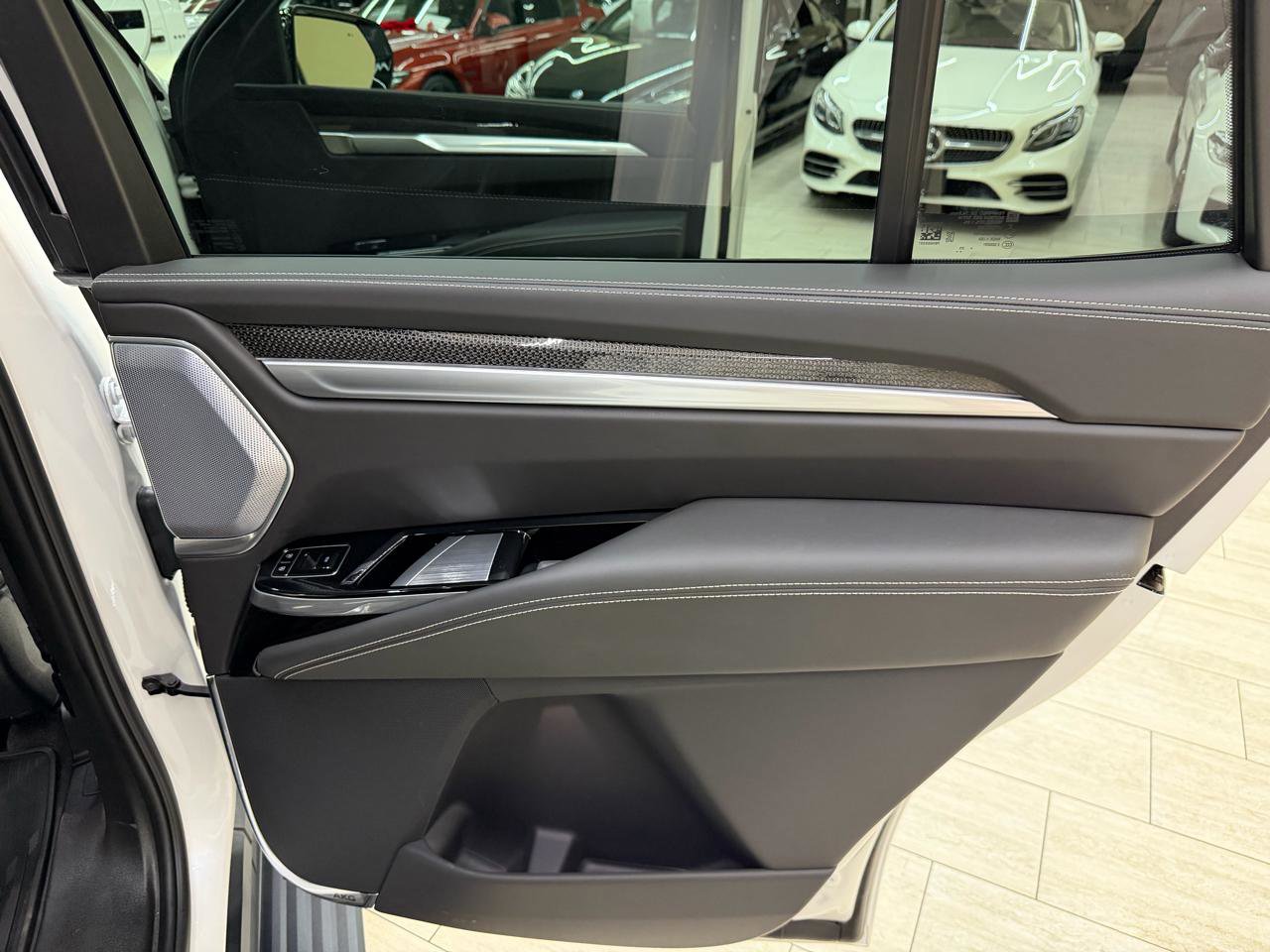 Used 2025 Cadillac Escalade V w/ LPO, ONYX Package image 51