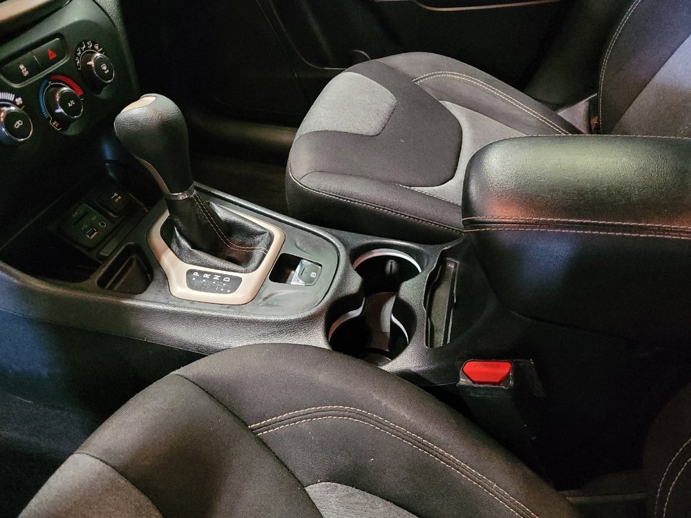 Used 2015 Jeep Cherokee Sport FWD image 26