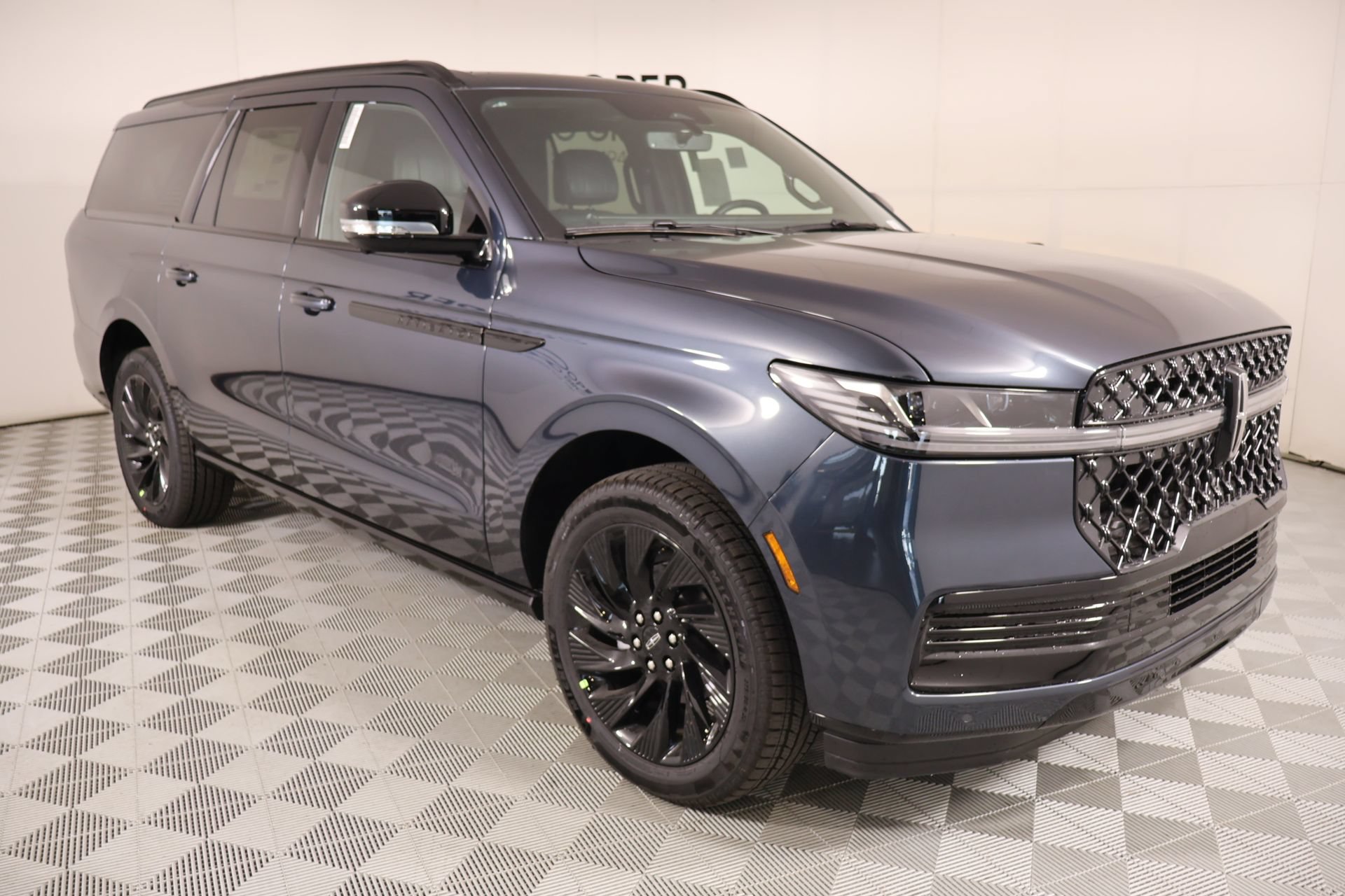New 2026 Lincoln Navigator L Reserve w/ Jet Appearance Package AWD/4WD image 1