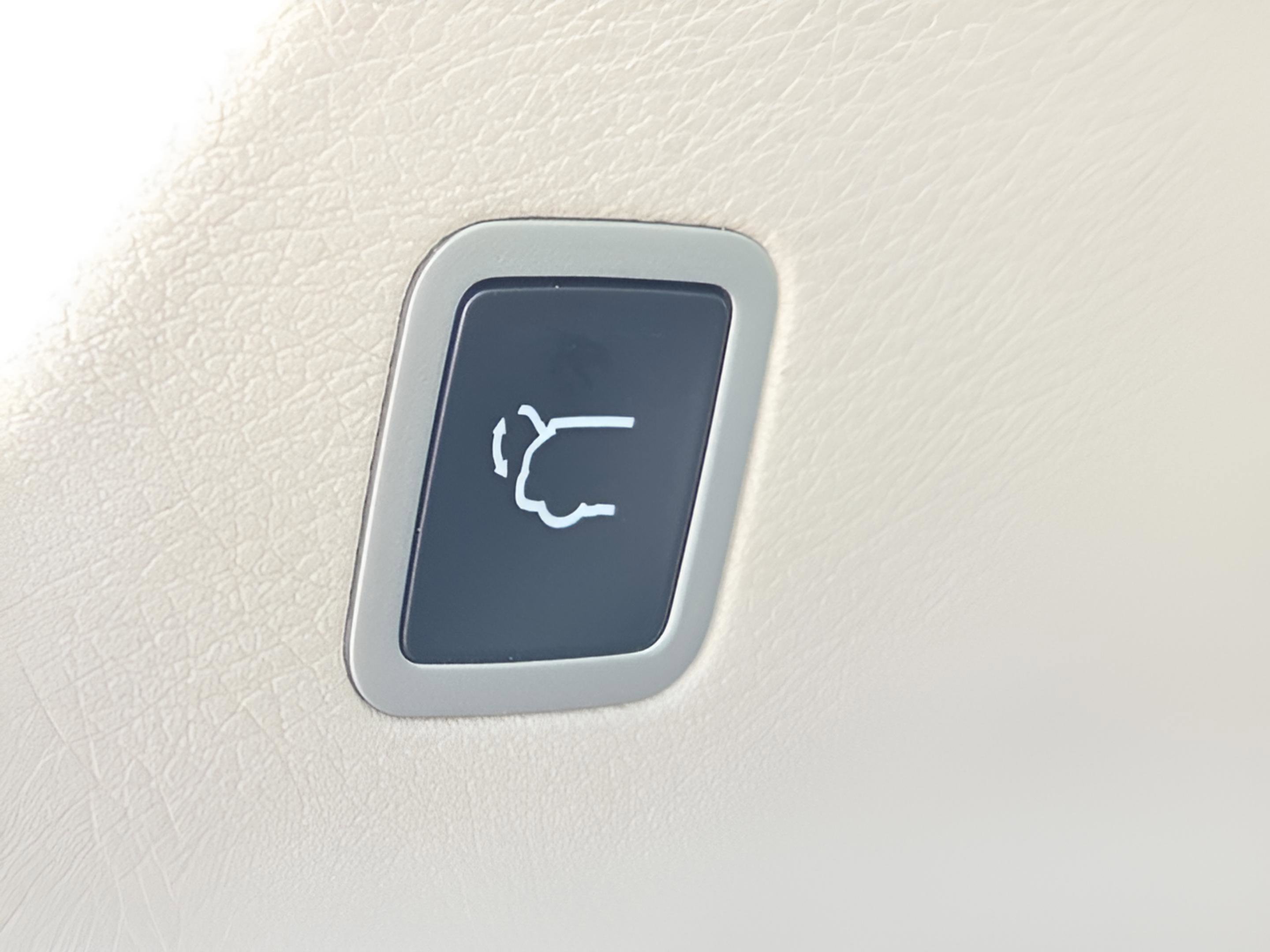 Used 2023 Chrysler Pacifica Touring-L image 28